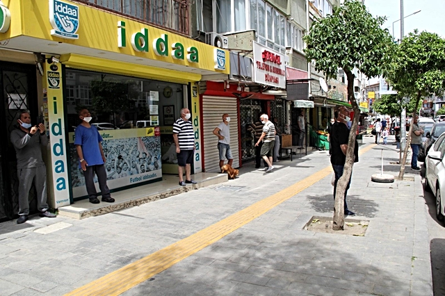 İzmir'de görme engelli kediye nefes kesen kurtarma operasyonu İzmir'de görme engelli kediye nefes kesen kurtarma operasyonu