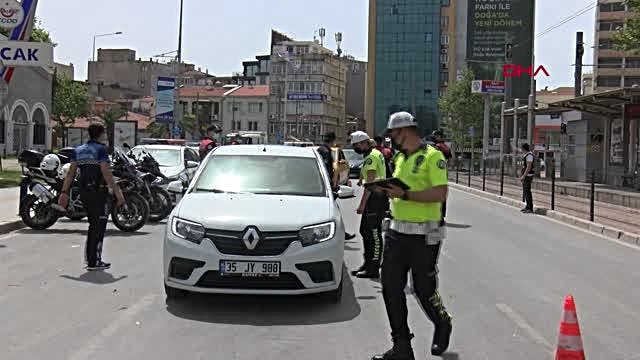 İZMİR'DE TAM KAPANMA DENETİMİNDE EHLİYETSİZ TAKSİ SÜRÜCÜSÜ TESPİT EDİLDİ İZMİR'DE TAM KAPANMA DENETİMİNDE EHLİYETSİZ TAKSİ SÜRÜCÜSÜ TESPİT EDİLDİ