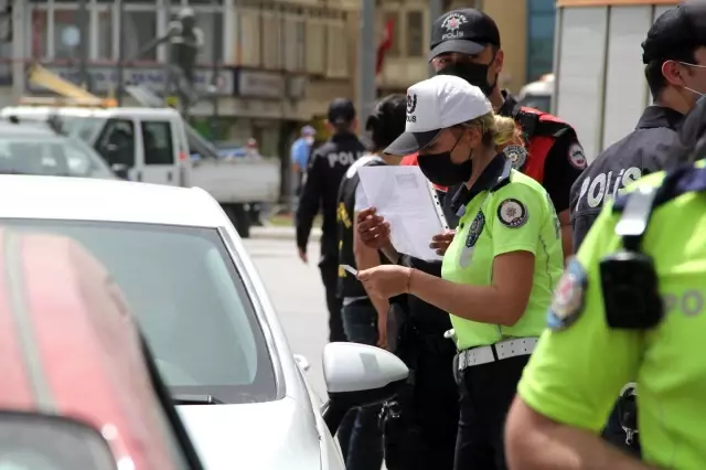 İzmir'de 'tam kapanma' denetimleri sürüyor