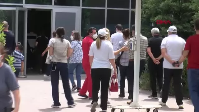 İZMİR'DE TAM KAPANMADA AŞI KUYRUĞU İZMİR'DE TAM KAPANMADA AŞI KUYRUĞU