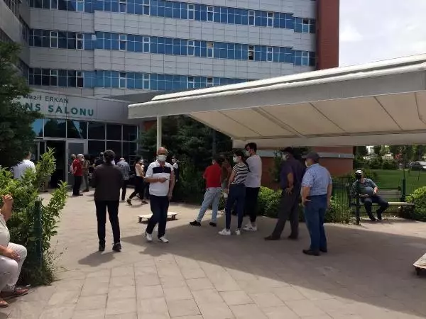 İZMİR'DE TAM KAPANMADA AŞI KUYRUĞU İZMİR'DE TAM KAPANMADA AŞI KUYRUĞU