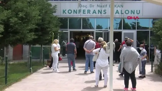 İZMİR'DE TAM KAPANMADA AŞI KUYRUĞU İZMİR'DE TAM KAPANMADA AŞI KUYRUĞU