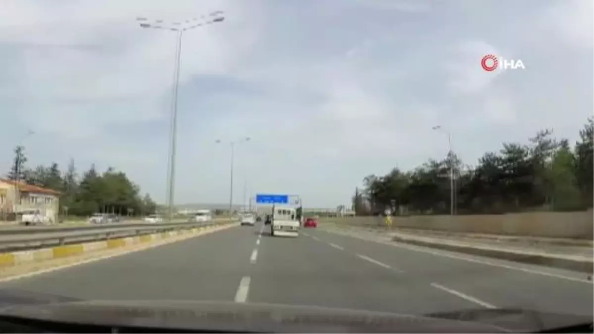 Jip ile motosikletin tehlikeli yarışı kamerada