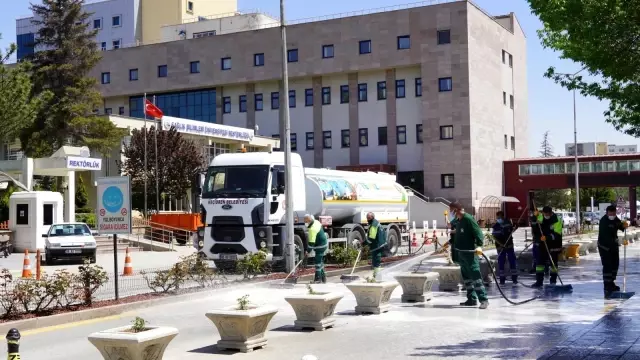 Keçiören'deki hastanelerin temizlik çalışmaları devam ediyor Keçiören'deki hastanelerin temizlik çalışmaları devam ediyor