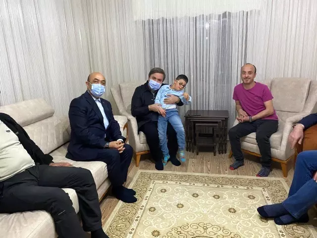 Kısıtlamada anonstan korkan özel çocuğa sürpriz ziyaret Kısıtlamada anonstan korkan özel çocuğa sürpriz ziyaret