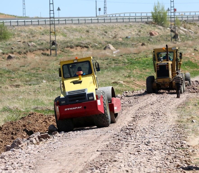 Kocasinan'da hizmetlerle cazibe merkezi haline gelen Barsama 'da yol çalışması Kocasinan'da hizmetlerle cazibe merkezi haline gelen Barsama 'da yol çalışması