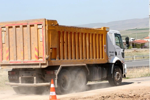 Kocasinan'da hizmetlerle cazibe merkezi haline gelen Barsama 'da yol çalışması Kocasinan'da hizmetlerle cazibe merkezi haline gelen Barsama 'da yol çalışması