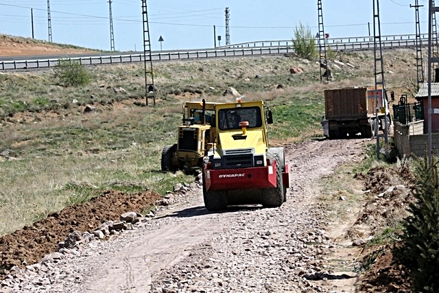 Kocasinan'da hizmetlerle cazibe merkezi haline gelen Barsama 'da yol çalışması Kocasinan'da hizmetlerle cazibe merkezi haline gelen Barsama 'da yol çalışması