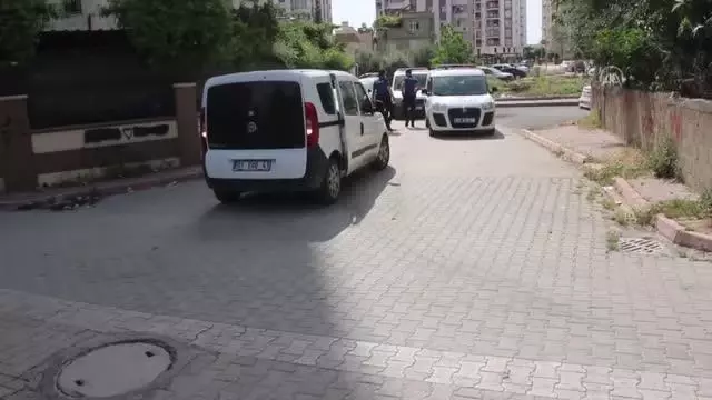 Komşular arasında çıkan silahlı kavgada 1 kişi yaralandı Komşular arasında çıkan silahlı kavgada 1 kişi yaralandı