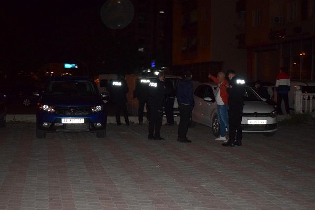 Malatya'da iki ayrı olayda 1 kişi yaralandı, çok sayıda araç da isabet aldı Malatya'da iki ayrı olayda 1 kişi yaralandı, çok sayıda araç da isabet aldı