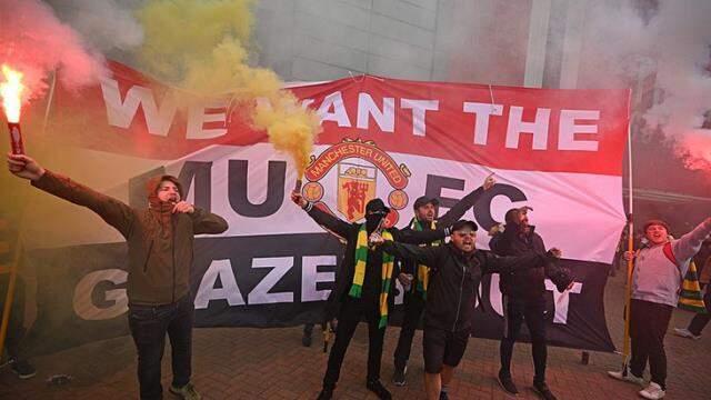 Manchester United taraftarları Liverpool maçı öncesi stadı bastı