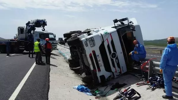 NİĞDE'DE LİMON YÜKLÜ TIR DEVRİLDİ, SÜRÜCÜ ÖLDÜ NİĞDE'DE LİMON YÜKLÜ TIR DEVRİLDİ, SÜRÜCÜ ÖLDÜ