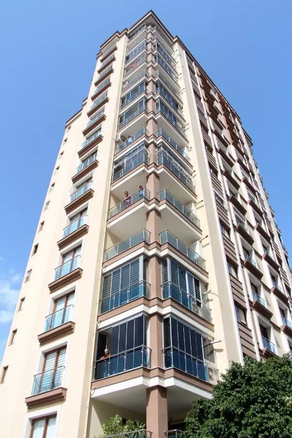 Öğretmen tartıştığı komşusunu tabancayla vurdu Öğretmen tartıştığı komşusunu tabancayla vurdu