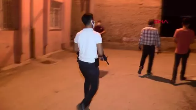 Pompalı tüfekle polisten kaçan şüpheli, saklandığı evin damında yakalandı Pompalı tüfekle polisten kaçan şüpheli, saklandığı evin damında yakalandı