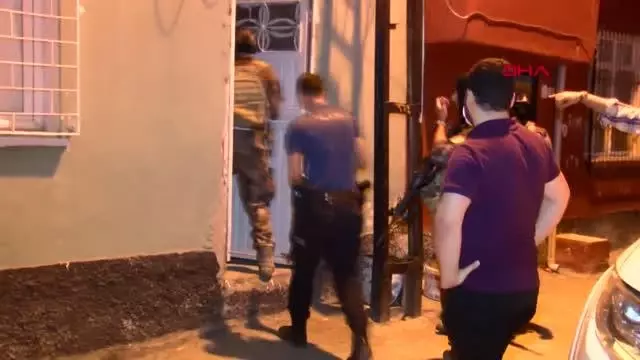 Pompalı tüfekle polisten kaçan şüpheli, saklandığı evin damında yakalandı Pompalı tüfekle polisten kaçan şüpheli, saklandığı evin damında yakalandı