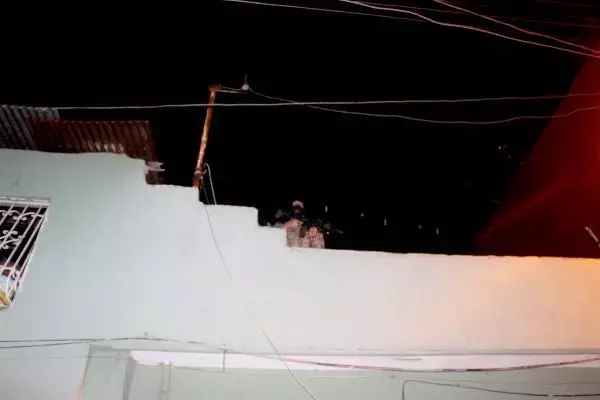 Pompalı tüfekle polisten kaçan şüpheli, saklandığı evin damında yakalandı Pompalı tüfekle polisten kaçan şüpheli, saklandığı evin damında yakalandı
