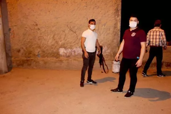 Pompalı tüfekle polisten kaçan şüpheli, saklandığı evin damında yakalandı Pompalı tüfekle polisten kaçan şüpheli, saklandığı evin damında yakalandı