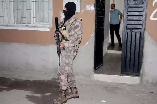 Pompalı tüfekle polisten kaçan şüpheli, saklandığı evin damında yakalandı Pompalı tüfekle polisten kaçan şüpheli, saklandığı evin damında yakalandı