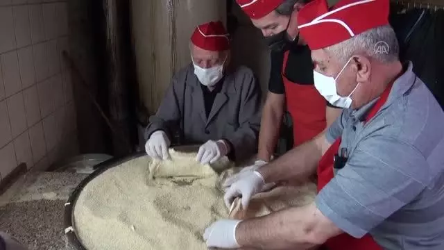 RAHMET VE BEREKET AYI RAMAZAN - Manisa'nın susamlı helvası 121 yıldır iftar sofralarını süslüyor RAHMET VE BEREKET AYI RAMAZAN - Manisa'nın susamlı helvası 121 yıldır iftar sofralarını süslüyor