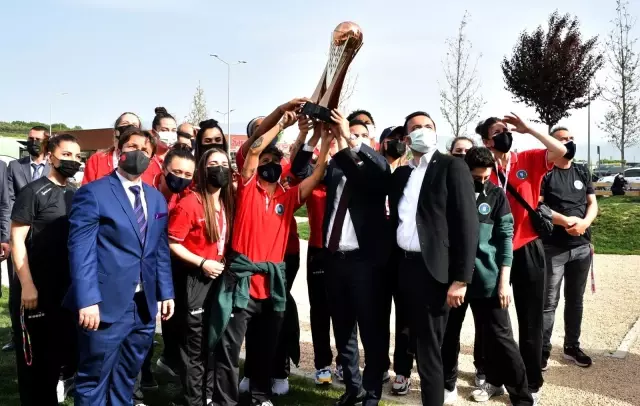 Şampiyon periler kupayı hastaneye götürdü Şampiyon periler kupayı hastaneye götürdü