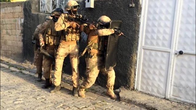 ŞANLIURFA - Şanlıurfa merkezli uyuşturucu operasyonunda 13 şüpheli yakalandı ŞANLIURFA - Şanlıurfa merkezli uyuşturucu operasyonunda 13 şüpheli yakalandı