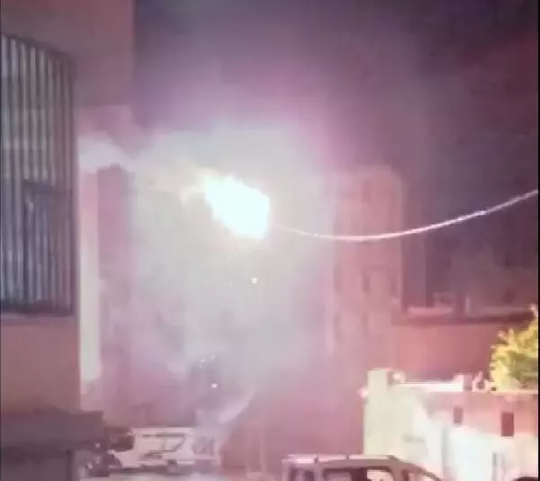Siverek'te, elektrik direğinde çıkan yangın korkuttu Siverek'te, elektrik direğinde çıkan yangın korkuttu