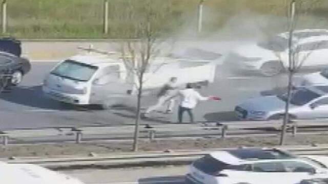 Son dakika! Beykoz'da trafikte yol verme kavgası; önce tekme sonra yangın söndürme tüpüyle saldırdı Son dakika! Beykoz'da trafikte yol verme kavgası; önce tekme sonra yangın söndürme tüpüyle saldırdı