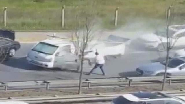 Son dakika! Beykoz'da trafikte yol verme kavgası; önce tekme sonra yangın söndürme tüpüyle saldırdı Son dakika! Beykoz'da trafikte yol verme kavgası; önce tekme sonra yangın söndürme tüpüyle saldırdı