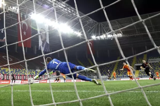 Süper Lig: Gençlerbirliği: 0 Galatasaray: 1 (İlk yarı) Süper Lig: Gençlerbirliği: 0 Galatasaray: 1 (İlk yarı)
