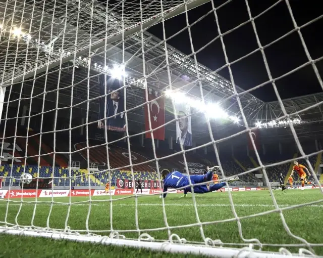 Süper Lig: Gençlerbirliği: 0 Galatasaray: 1 (İlk yarı) Süper Lig: Gençlerbirliği: 0 Galatasaray: 1 (İlk yarı)