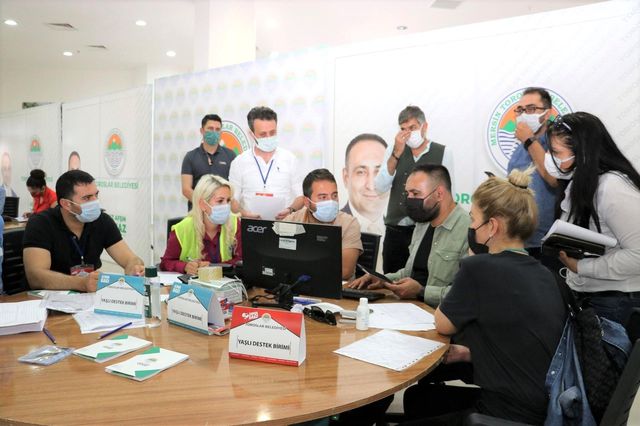 Toroslar'da ihtiyaç sahiplerine gıda kolisi desteği Toroslar'da ihtiyaç sahiplerine gıda kolisi desteği