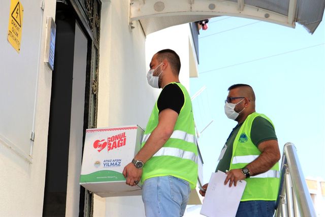 Toroslar'da ihtiyaç sahiplerine gıda kolisi desteği Toroslar'da ihtiyaç sahiplerine gıda kolisi desteği