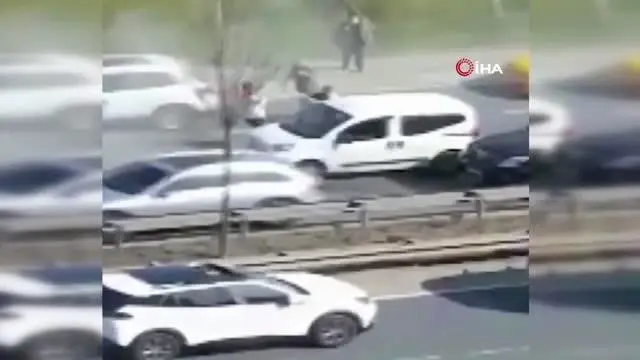 Trafikte yangın tüplü yol verme kavgası kamerada