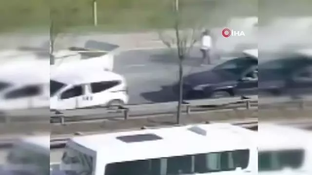 Trafikte yangın tüplü yol verme kavgası kamerada