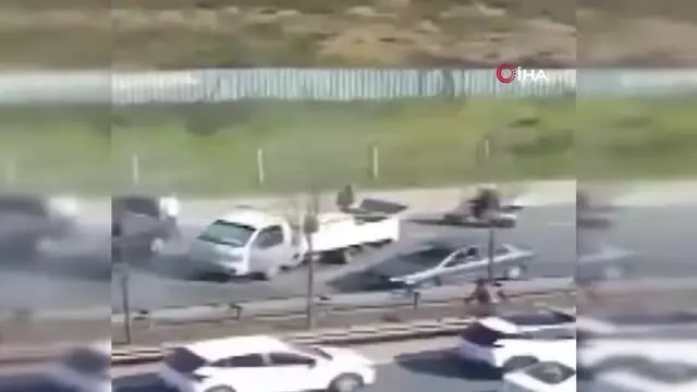 Trafikte yangın tüplü yol verme kavgası kamerada