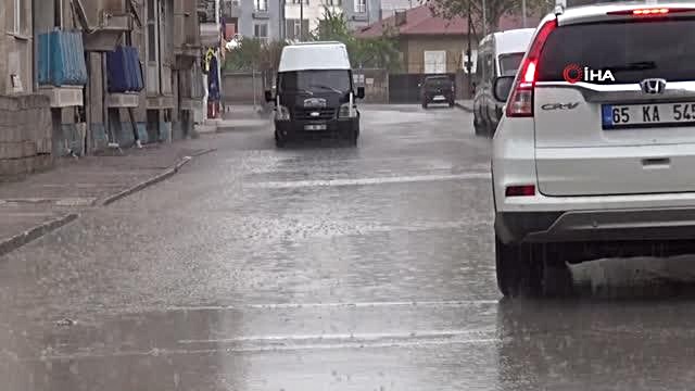 Van'da sevindiren yağmur
