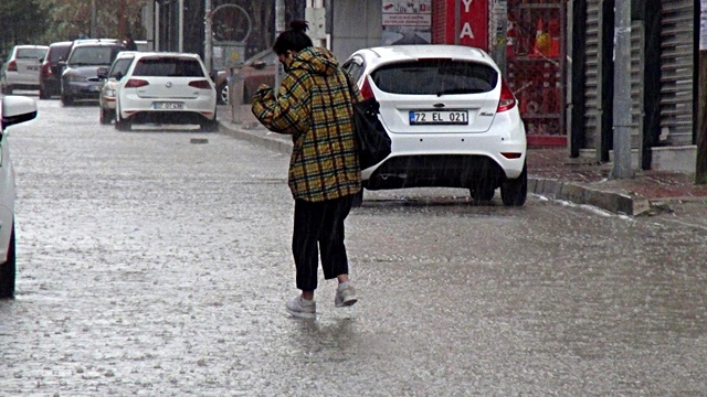 Van'da sevindiren yağmur