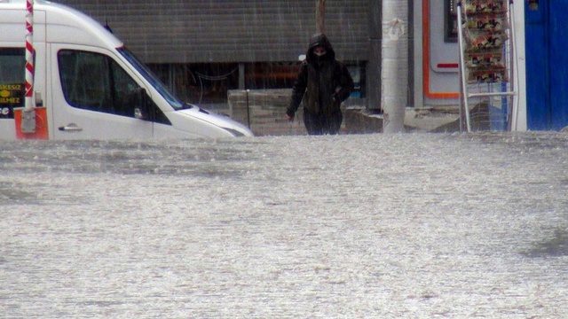 Van'da sevindiren yağmur