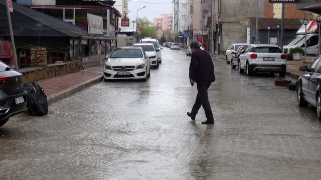 Van'da sevindiren yağmur