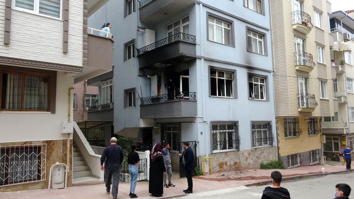 Nereden baksan garip! Alevlere teslim olan evini bırakıp 'Ben yakmadım' diyerek kaçtı