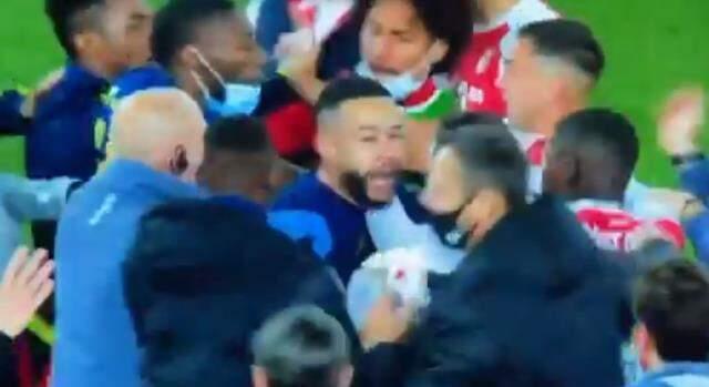 10 kişi Lyon, Monaco'yu devirdi! Maç sonunda çıkan olaylar geceye damga vurdu 10 kişi Lyon, Monaco'yu devirdi! Maç sonunda çıkan olaylar geceye damga vurdu