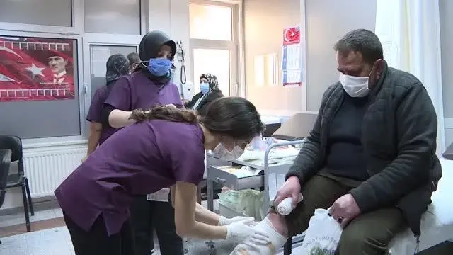 15 yıllık hemşire, öğrenciliğinde başladığı şiir serüvenini yazdığı kitapla taçlandırdı 15 yıllık hemşire, öğrenciliğinde başladığı şiir serüvenini yazdığı kitapla taçlandırdı