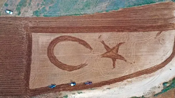 1700 RAKIMLI YAYLADA NOHUT EKİMİ ÖNCESİ TARLADA AY YILDIZ SİMGESİ OLUŞTURULDU 1700 RAKIMLI YAYLADA NOHUT EKİMİ ÖNCESİ TARLADA AY YILDIZ SİMGESİ OLUŞTURULDU