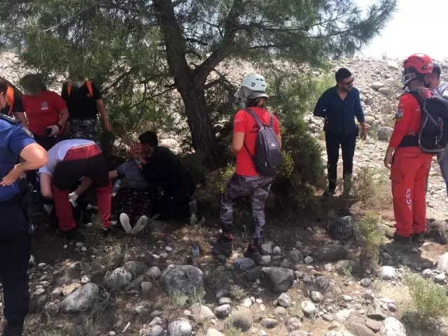 4 gündür kayıp olan yaşlı kadın dere yatağında bitkin halde bulundu 4 gündür kayıp olan yaşlı kadın dere yatağında bitkin halde bulundu