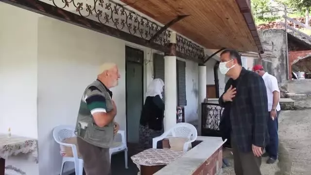 77 yaşına giren Enver Bardak'a sürpriz doğum günü 77 yaşına giren Enver Bardak'a sürpriz doğum günü