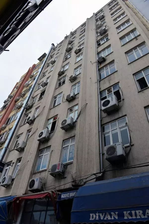 Ne olduysa saniyeler içinde oldu, 9 katlı binanın çatısından düşen kadın kurtarılamadı Ne olduysa saniyeler içinde oldu, 9 katlı binanın çatısından düşen kadın kurtarılamadı