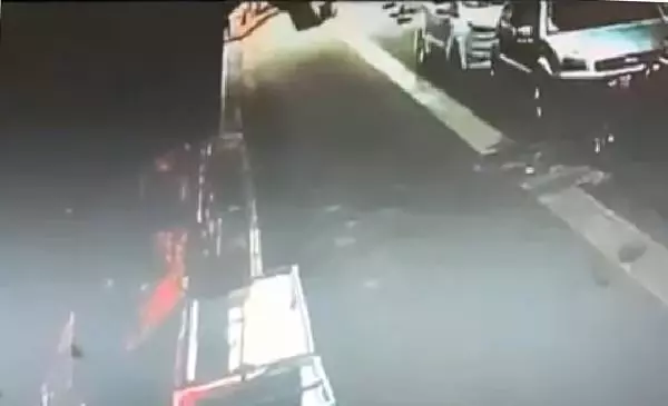 Ne olduysa saniyeler içinde oldu, 9 katlı binanın çatısından düşen kadın kurtarılamadı Ne olduysa saniyeler içinde oldu, 9 katlı binanın çatısından düşen kadın kurtarılamadı