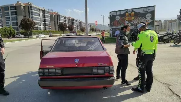90 BİN TL'YE MODİFİYE ETTİĞİ OTOMOBİLİYLE 2'NCİ KEZ CEZA YEDİ