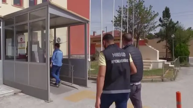 AFYONKARAHİSAR - Uyuşturucu operasyonunda 5 zanlı tutuklandı AFYONKARAHİSAR - Uyuşturucu operasyonunda 5 zanlı tutuklandı