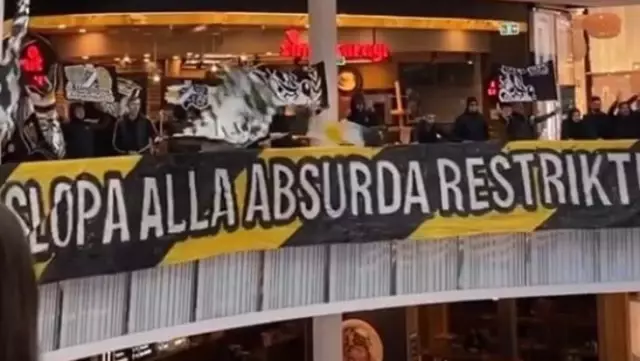 AIK taraftarlarının AVM protestosu sosyal medyaya damga vurdu! İşte o anlar AIK taraftarlarının AVM protestosu sosyal medyaya damga vurdu! İşte o anlar